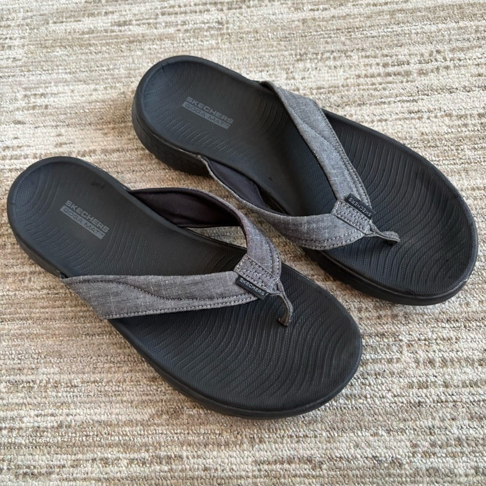 SKECHERS WOMENS PRE-OWNED BLACK FABRIC STRAP FLIP FLOP GOGA MAT SANDALS SIZE 10